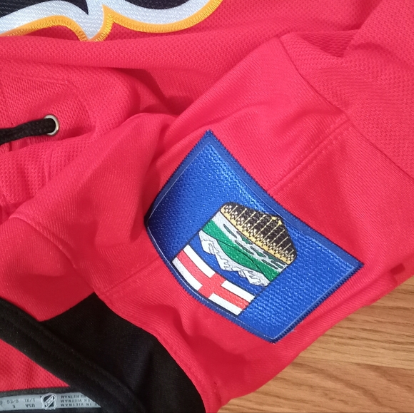 Calgary Flames Youth Jersey  Size L/XL NEW with tags  Red - Picture 7 of 8